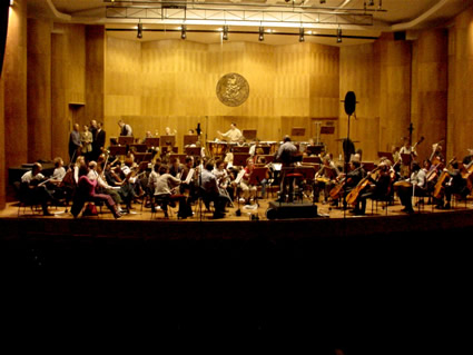 Photo of Composer Harold Schiffman thanking the Győr Philharmonic Orchestra. Janos Richter Hall, Győr, Hungary (12 October 2002)