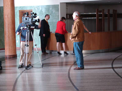Photo of Harold Schiffman preparing for his RevitaTV interview in the lobby of the János Richter Hall. Győr, Hungary (15October2008)
