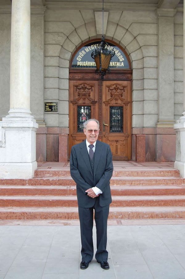 Photo of Harold Schiffman in front of Győr's City Hall, prior to the ceremony to honor him. Győr, Hungary (16October2008)
